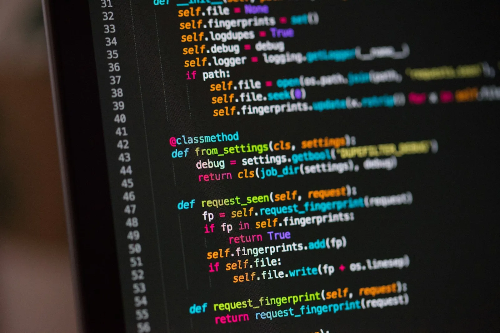 Bildschirm mit Programmcode in einem Editor