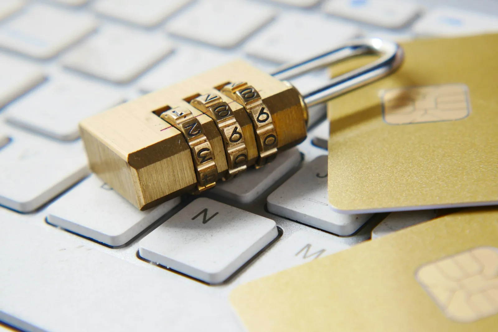 Vorhängeschloss auf einer Computertastatur als Symbol für Sicherheit